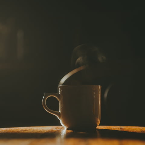 Taza de café sobre mesa de madera